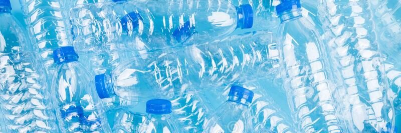 Recyceltes PET: Nachhaltige Schlüsselbänder und Armbänder aus Plastikflaschen