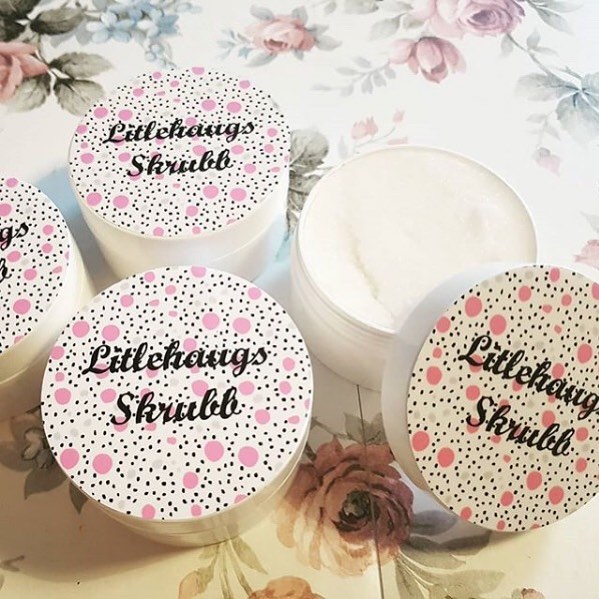 @litlehaug hat sehr feine Aufkleber für ihre Schrubs designt. Die Aufkleber sind sehr haltbar und passen sehr gut auf kleinen Behältern. ⠀⠀⠀⠀⠀⠀⠀⠀⠀
#littlehaug #ikastetikett #labelyourself #aufkleber #schrub #brandyourproducts #stickers #selbstgestaltet